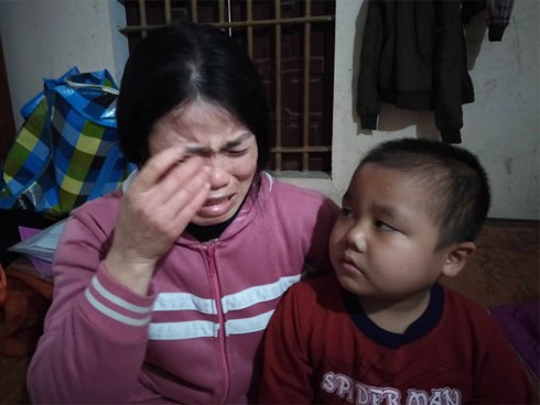 Câu hỏi của con trai 7 tuổi mắc bệnh ung thư máu khiến người mẹ khóc nghẹn: “Nếu bán nhà thì mẹ con mình ở đâu hả mẹ?”