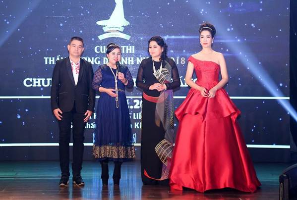Á hậu Trịnh Kim Chi khoe vai trần gợi cảm, đẹp rực rỡ ở tuổi 48-10