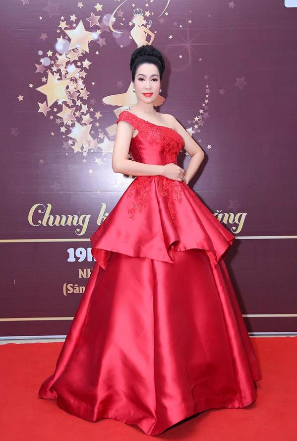 Á hậu Trịnh Kim Chi khoe vai trần gợi cảm, đẹp rực rỡ ở tuổi 48-2