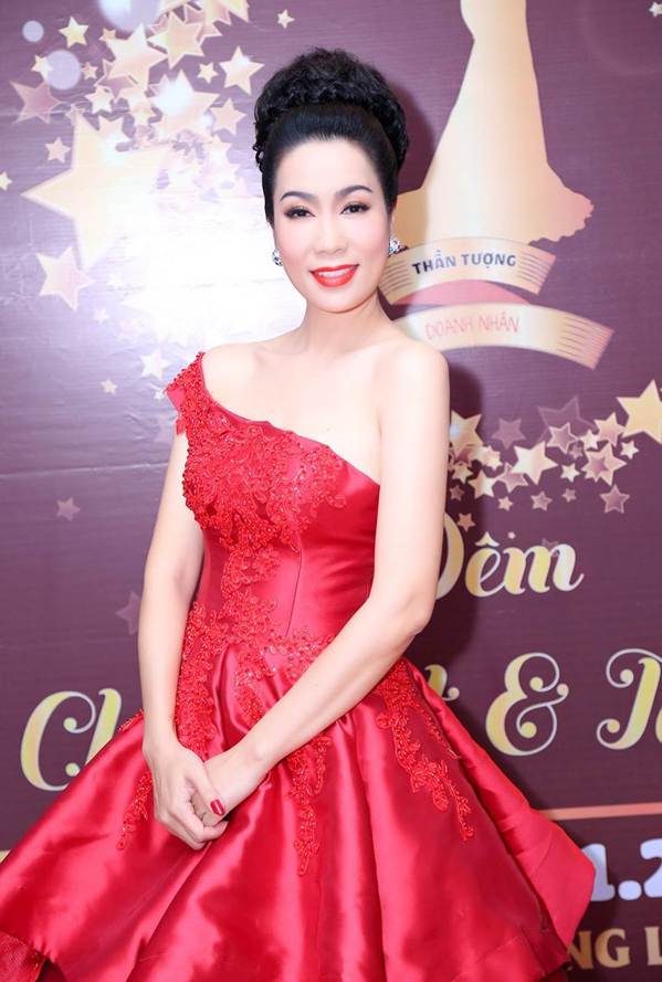 Á hậu Trịnh Kim Chi khoe vai trần gợi cảm, đẹp rực rỡ ở tuổi 48-3