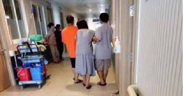 Vợ trẻ ấm ức vì chồng xung phong đưa vợ hàng xóm đi đẻ, chị em rùng mình nghĩ ra điều động trời này-2