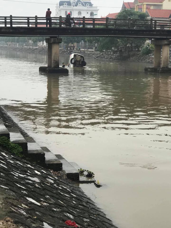 Chiếc ô tô ngụp lặn dưới sông, hình ảnh đang được chia sẻ nhiều nhất ngày thứ 6-1
