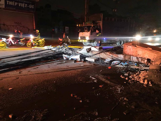 Kinh hoàng xe bồn kéo đổ hàng loạt cột điện rồi bỏ chạy, khiến nhiều hộ dân mất điện-2