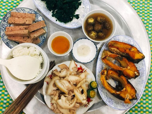 Mâm cơm đẹp mắt ngày cuối tuần của mẹ trẻ bị chị em trách móc khi soi tới bộ bát đũa-10