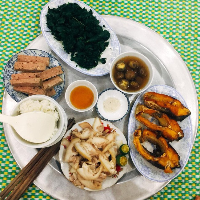 Sống ảo với mâm cơm ngon bổ rẻ, mẹ trẻ lặn mất tăm khi bị người quen bóc mẽ khiến chị em phì cười-2