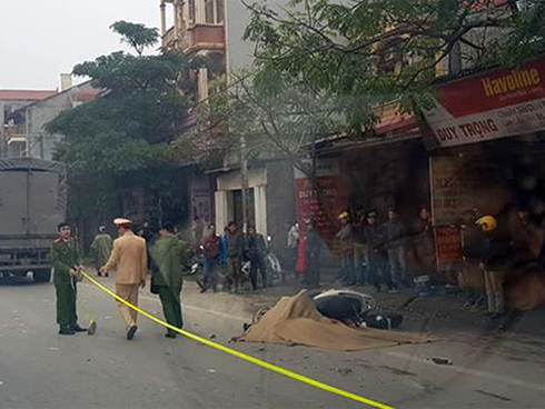 Hai ôtô lao vào nhau rồi leo lên vỉa hè tông chết người bán dưa-3