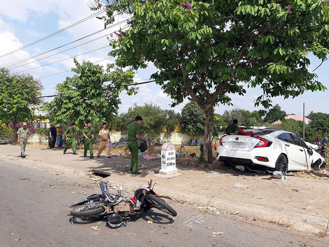 Hai ôtô lao vào nhau rồi leo lên vỉa hè tông chết người bán dưa-1