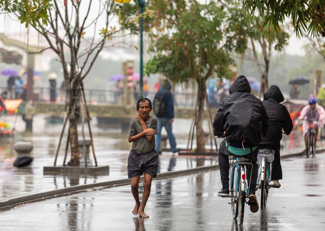 Thấy người đàn ông Việt co ro giữa mưa lạnh, chàng trai ngoại quốc đuổi theo và có hành động nghìn like-5