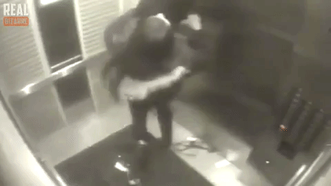 Cô gái dắt chó vào thang máy, chỉ sơ ý 1 chút, điều đáng sợ đã xảy ra-4