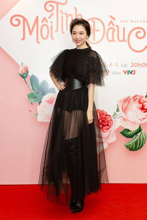 Tròn mắt” trước 1001 kiểu mặc xuyên thấu mỏng như tờ giấy của mỹ nhân Việt-1