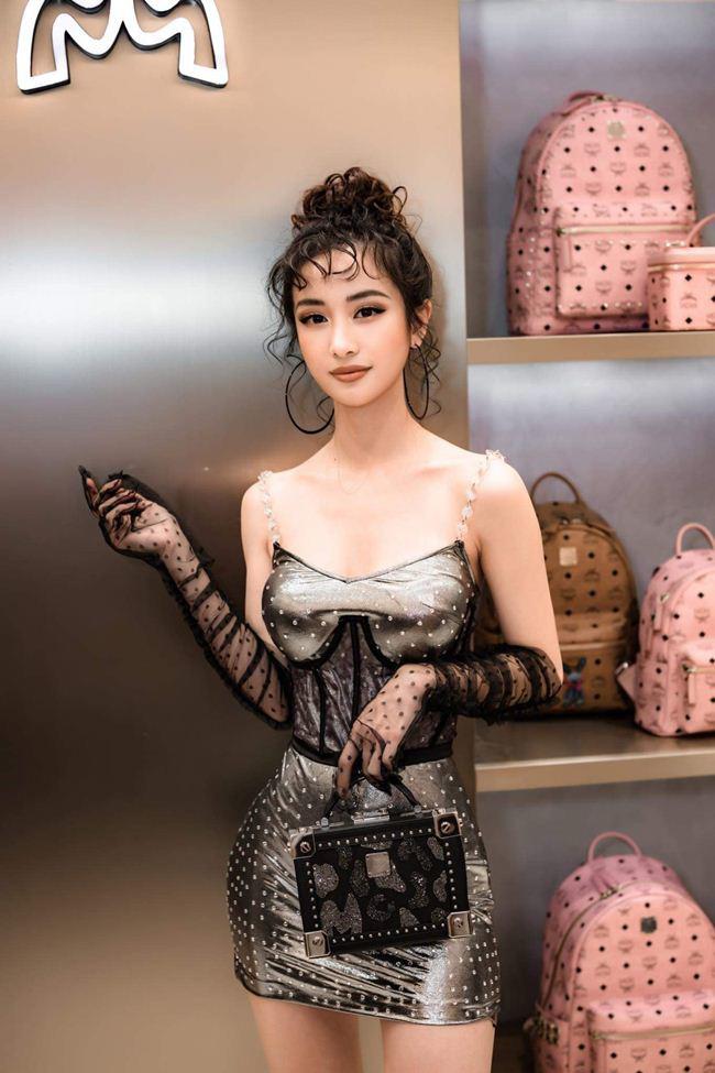 Tròn mắt” trước 1001 kiểu mặc xuyên thấu mỏng như tờ giấy của mỹ nhân Việt-10