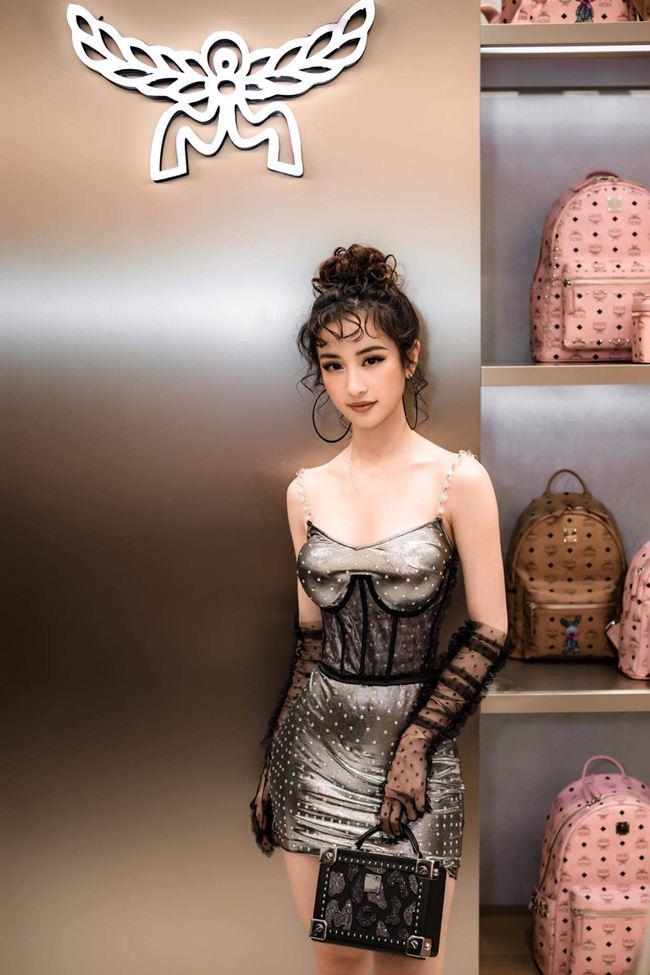 Tròn mắt” trước 1001 kiểu mặc xuyên thấu mỏng như tờ giấy của mỹ nhân Việt-11