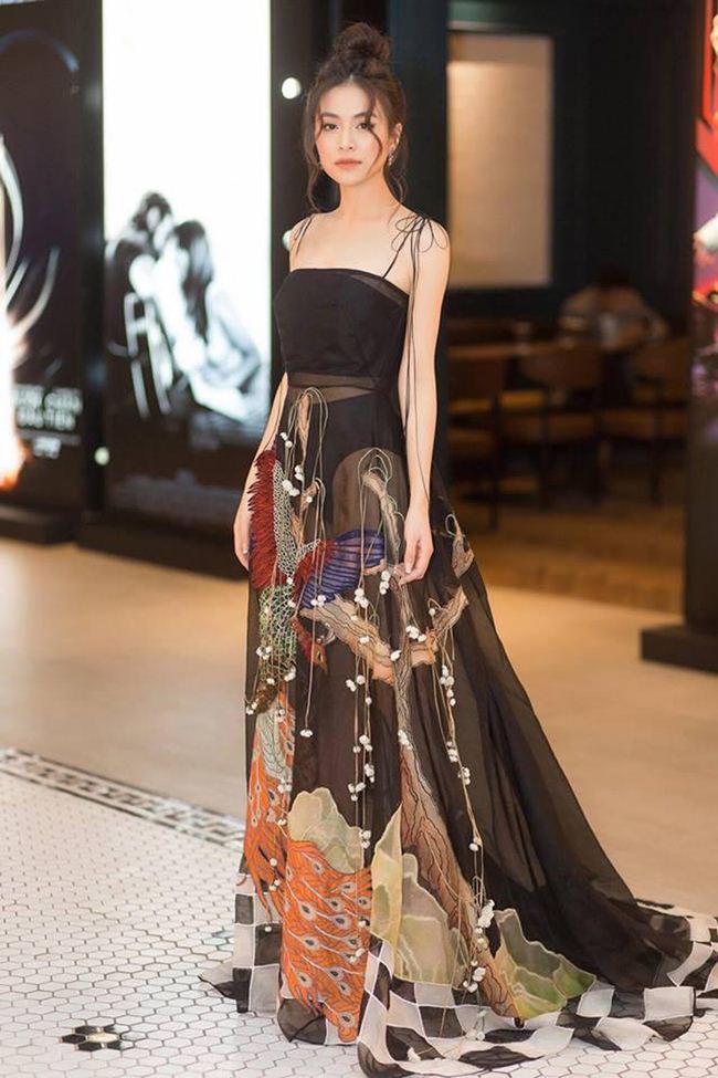 Tròn mắt” trước 1001 kiểu mặc xuyên thấu mỏng như tờ giấy của mỹ nhân Việt-13