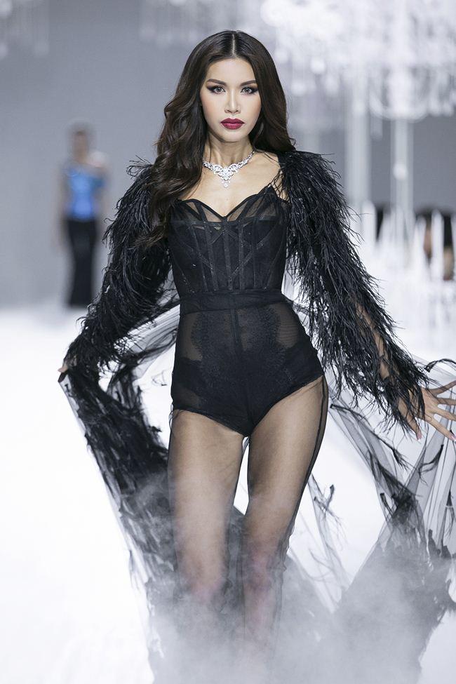 Tròn mắt” trước 1001 kiểu mặc xuyên thấu mỏng như tờ giấy của mỹ nhân Việt-8