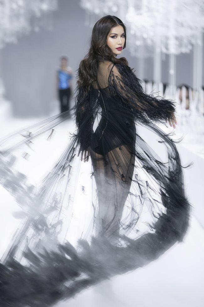 Tròn mắt” trước 1001 kiểu mặc xuyên thấu mỏng như tờ giấy của mỹ nhân Việt-9