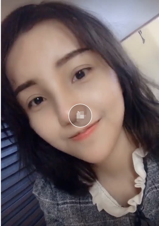 Đang livestream thả thính, hotgirl trường học lỡ tay tắt filter làm đẹp, lộ nhan sắc thật gây sốc-1