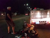 Đâm vào xe CA đang khám nghiệm hiện trường tử vong, cặp khách Tây bị thương nặng ở cầu Sài Gòn