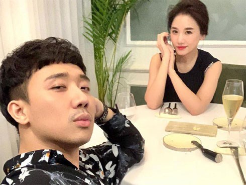 Viết status kỉ niệm ngày yêu, Hari Won vô tình tiết lộ những “trò lố” hai vợ chồng thường làm trước khi ngủ