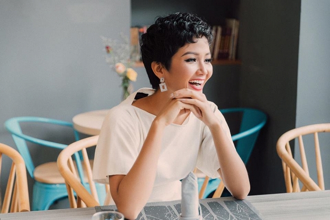 Hhen Niê lại đốn tim fans với style tóc xoăn, má phính, mắt tròn xoe-6