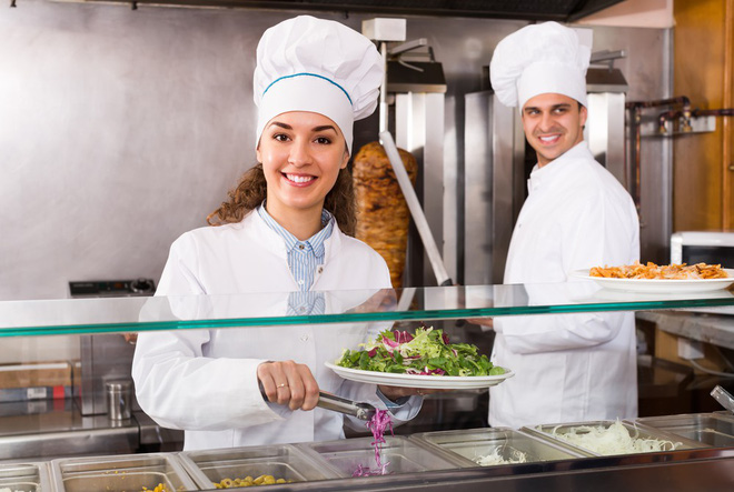 Khách cho tiền vào bồn cầu giật nước cho trôi đi song thất bại, nhân viên vớ bẫm tiền tỷ-2