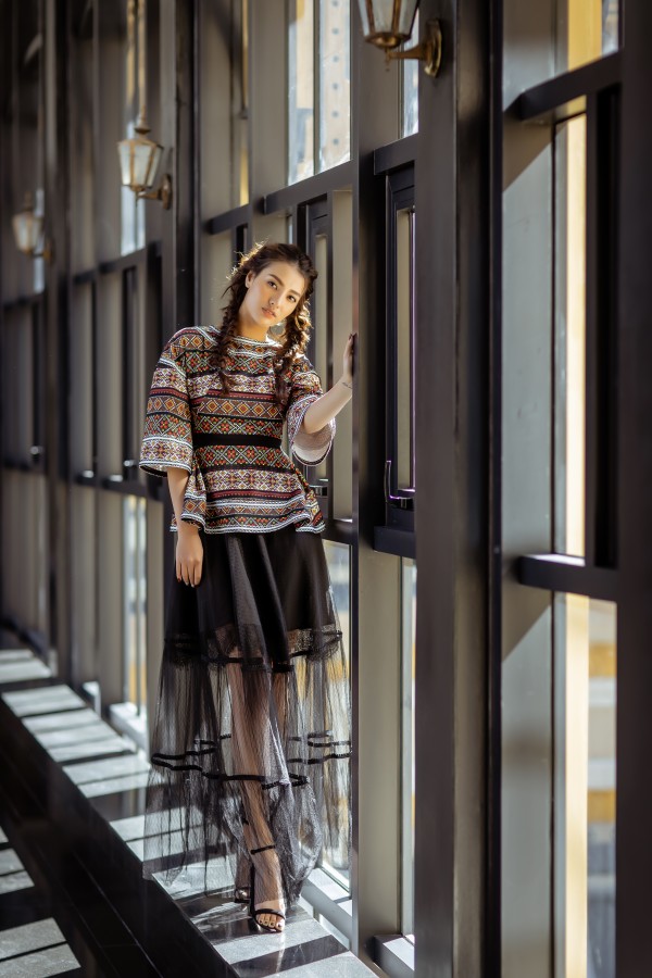 Diệp Lâm Anh diện jumpsuit xuyên thấu khoe ngực phồn thực đối lập Kỳ Duyên kín đáo, sang xịn mịn-7