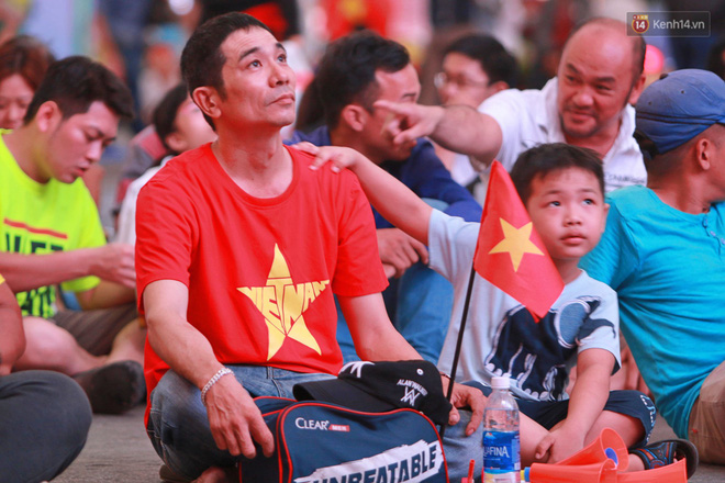 Trực tiếp: CĐV không giấu được nỗi buồn khi Việt Nam thua Iran với tỷ số 0 - 2-43