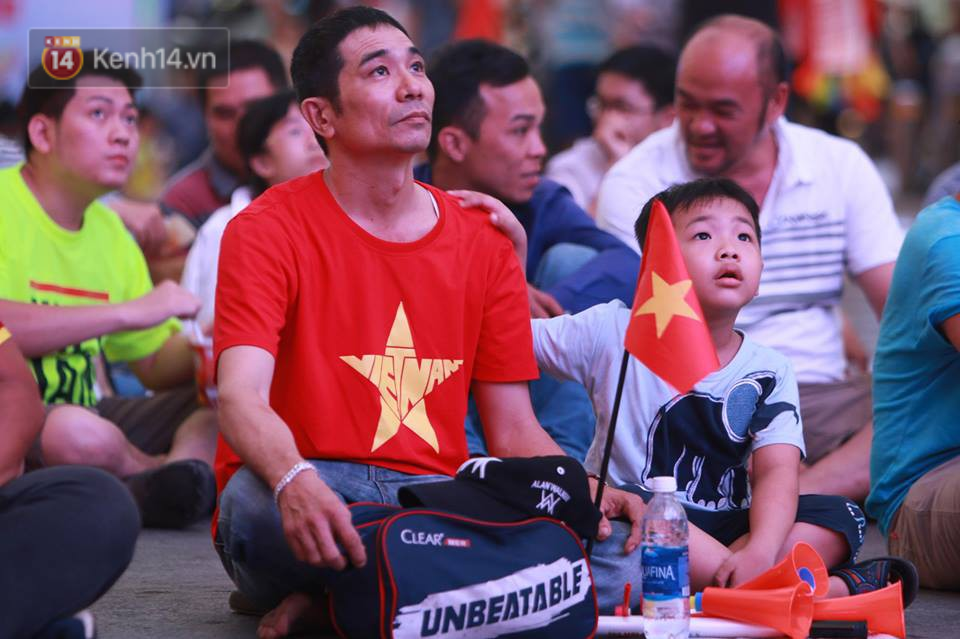 Trực tiếp: CĐV không giấu được nỗi buồn khi Việt Nam thua Iran với tỷ số 0 - 2-22