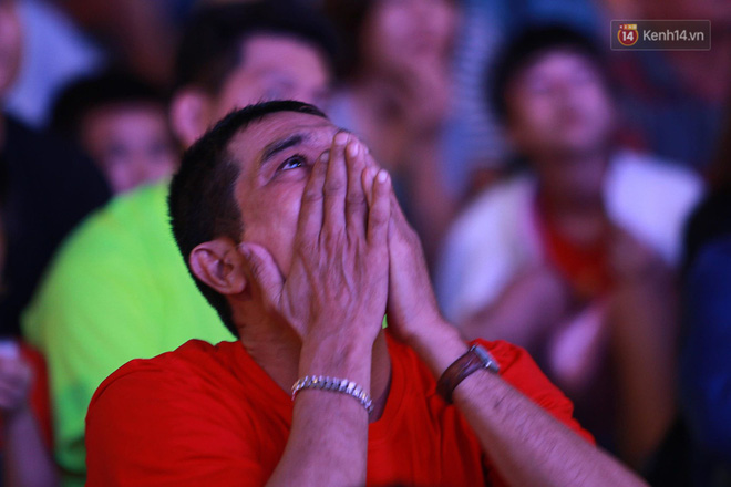 Trực tiếp: CĐV không giấu được nỗi buồn khi Việt Nam thua Iran với tỷ số 0 - 2-24