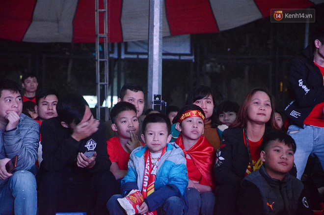 Trực tiếp: CĐV không giấu được nỗi buồn khi Việt Nam thua Iran với tỷ số 0 - 2-49