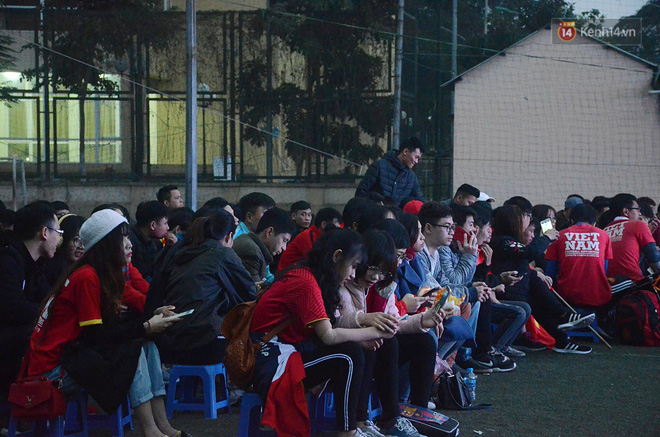Trực tiếp: CĐV không giấu được nỗi buồn khi Việt Nam thua Iran với tỷ số 0 - 2-46