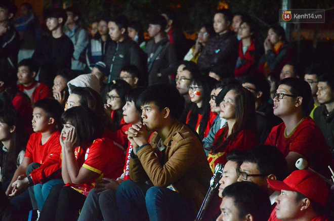 Trực tiếp: CĐV không giấu được nỗi buồn khi Việt Nam thua Iran với tỷ số 0 - 2-20