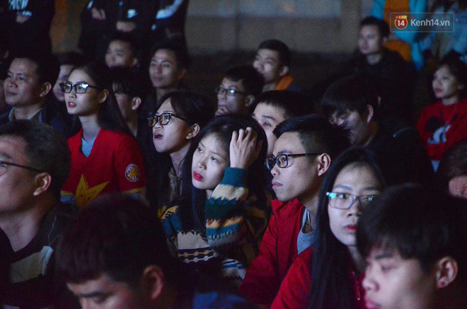 Trực tiếp: CĐV không giấu được nỗi buồn khi Việt Nam thua Iran với tỷ số 0 - 2-21