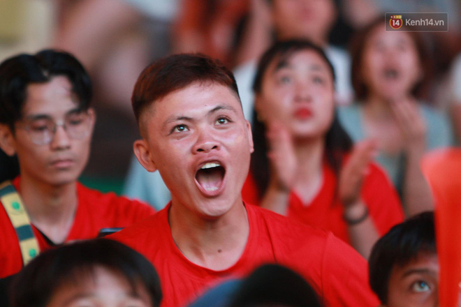 Trực tiếp: CĐV không giấu được nỗi buồn khi Việt Nam thua Iran với tỷ số 0 - 2-15