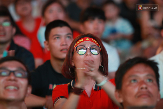 Trực tiếp: CĐV không giấu được nỗi buồn khi Việt Nam thua Iran với tỷ số 0 - 2-17