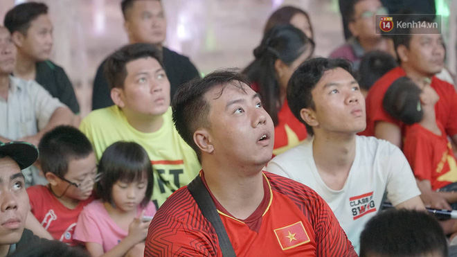 Trực tiếp: CĐV không giấu được nỗi buồn khi Việt Nam thua Iran với tỷ số 0 - 2-13