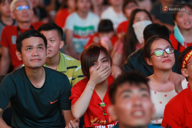 Trực tiếp: CĐV không giấu được nỗi buồn khi Việt Nam thua Iran với tỷ số 0 - 2-18