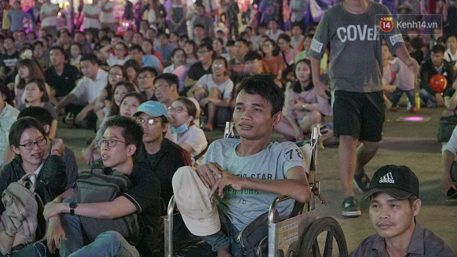 Trực tiếp: CĐV không giấu được nỗi buồn khi Việt Nam thua Iran với tỷ số 0 - 2-14