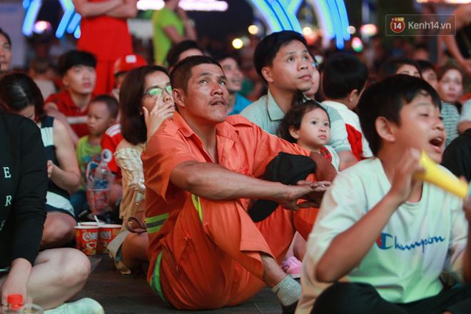 Trực tiếp: CĐV không giấu được nỗi buồn khi Việt Nam thua Iran với tỷ số 0 - 2-2