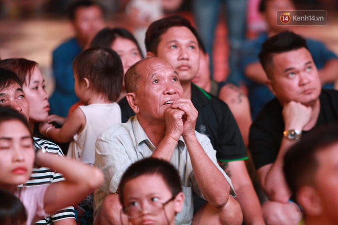 Trực tiếp: CĐV không giấu được nỗi buồn khi Việt Nam thua Iran với tỷ số 0 - 2-1