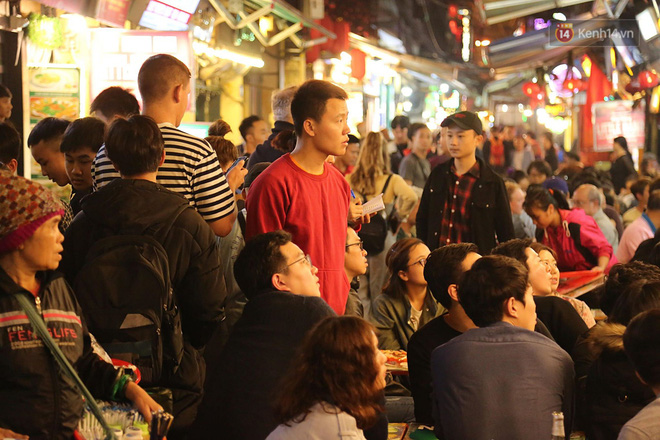 Trực tiếp: CĐV không giấu được nỗi buồn khi Việt Nam thua Iran với tỷ số 0 - 2-5