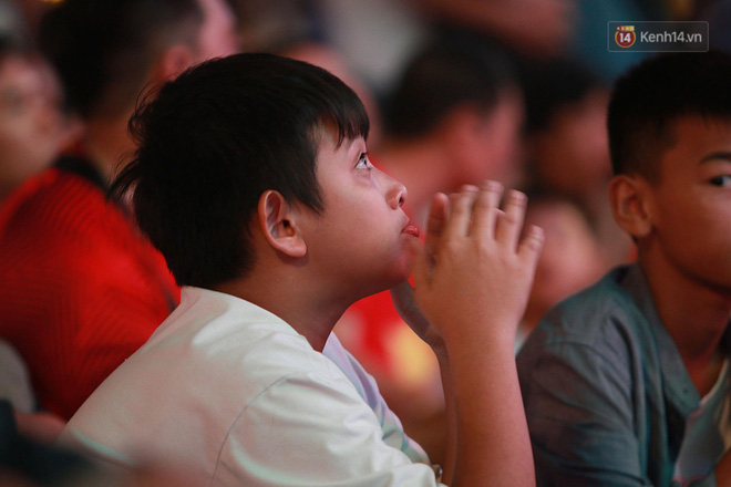 Trực tiếp: CĐV không giấu được nỗi buồn khi Việt Nam thua Iran với tỷ số 0 - 2-12