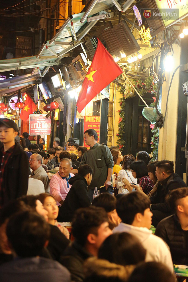 Trực tiếp: CĐV không giấu được nỗi buồn khi Việt Nam thua Iran với tỷ số 0 - 2-8