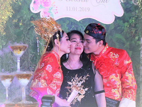 Hết da đen sạm, mặt đầy nếp nhăn, Lâm Khánh Chi lại gây choáng với vùng cổ chảy xệ-15