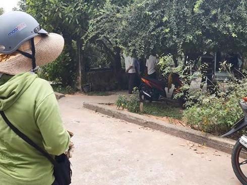 Mẹ ngã quỵ khi phát hiện con trai tử vong trong tư thế treo cổ