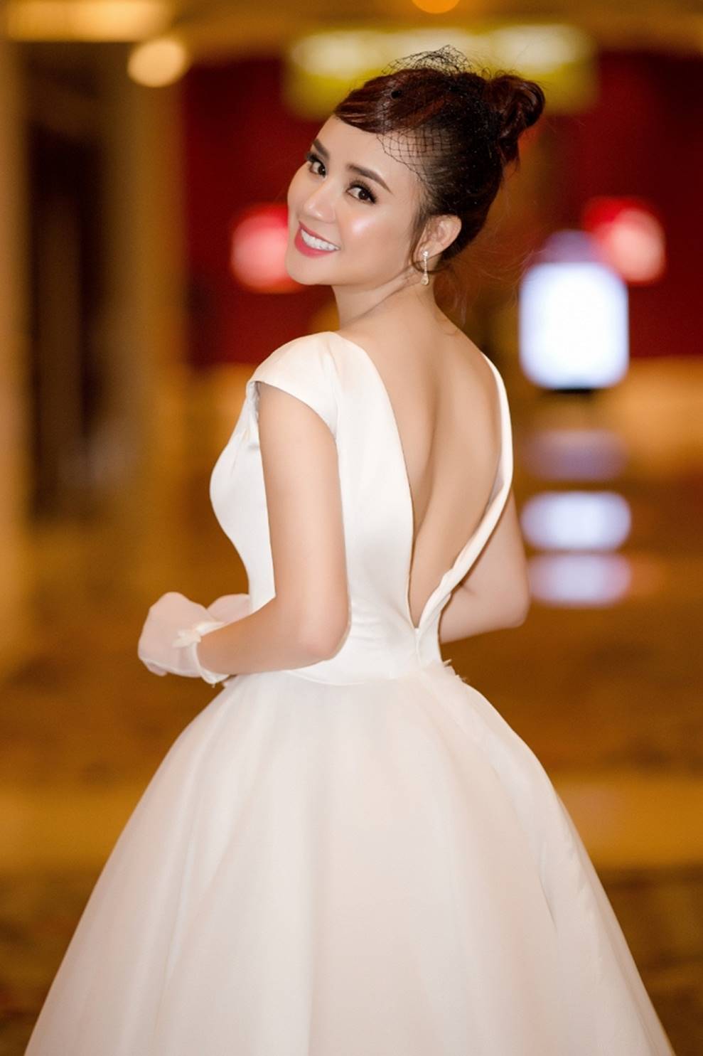 Vy Oanh khoe vẻ yêu kiều bên ông xã lịch lãm điển trai-1