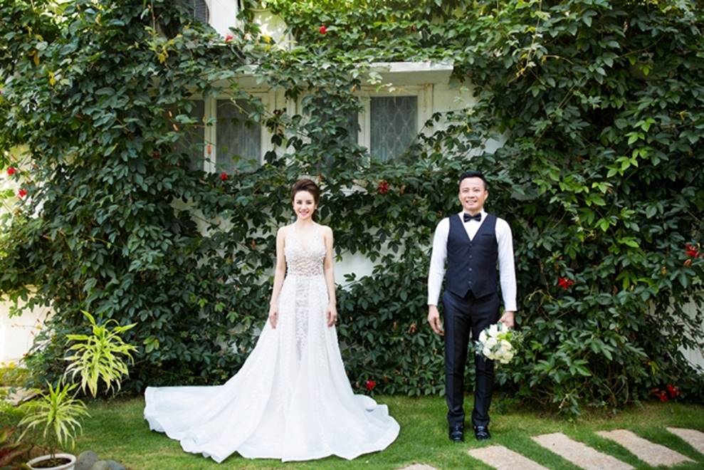 Vy Oanh khoe vẻ yêu kiều bên ông xã lịch lãm điển trai-4