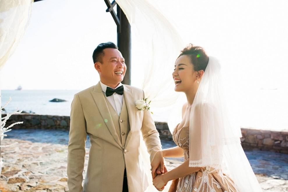 Vy Oanh khoe vẻ yêu kiều bên ông xã lịch lãm điển trai-5