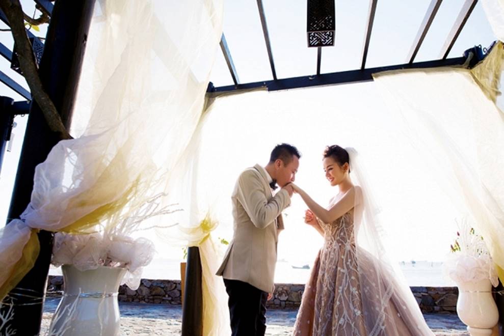 Vy Oanh khoe vẻ yêu kiều bên ông xã lịch lãm điển trai-6