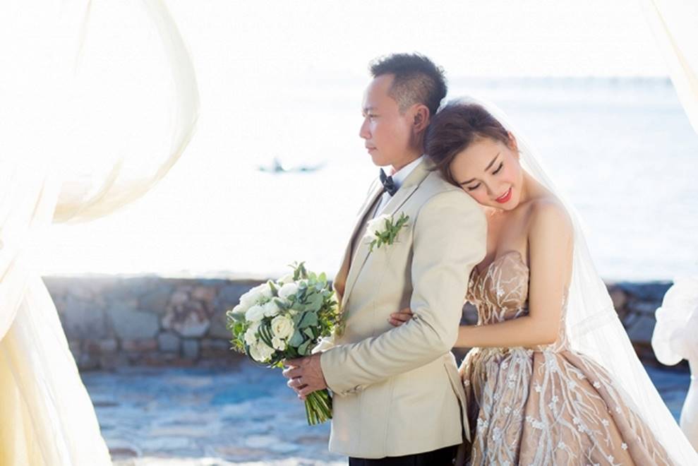 Vy Oanh khoe vẻ yêu kiều bên ông xã lịch lãm điển trai-7