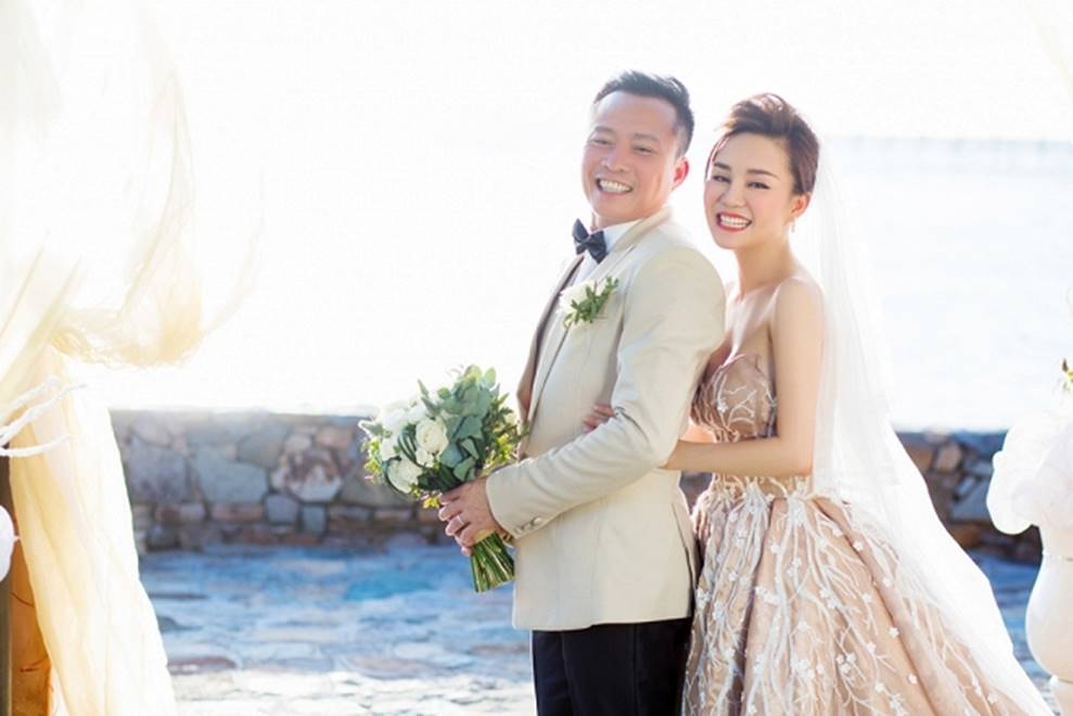 Vy Oanh khoe vẻ yêu kiều bên ông xã lịch lãm điển trai-8